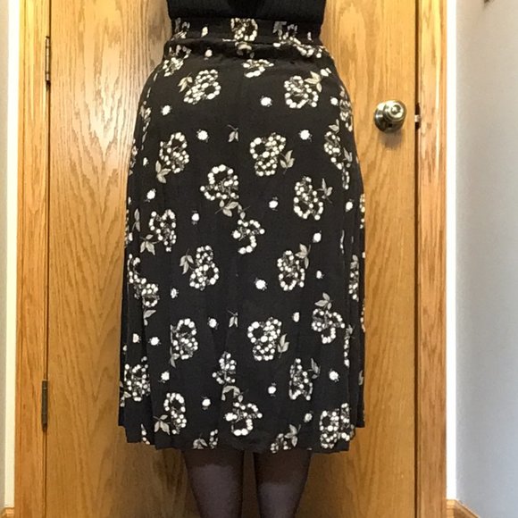 Sag Harbor - Black skirt with white and pink flowers and green foliage - Picture 4 of 12